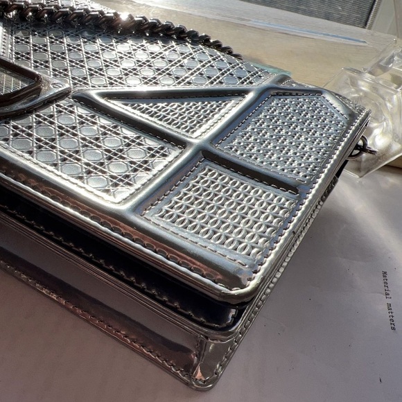 CHRISTIAN DIOR Metallic Patent Micro-Cannage Diorama Pouch - Picture 4 of 8